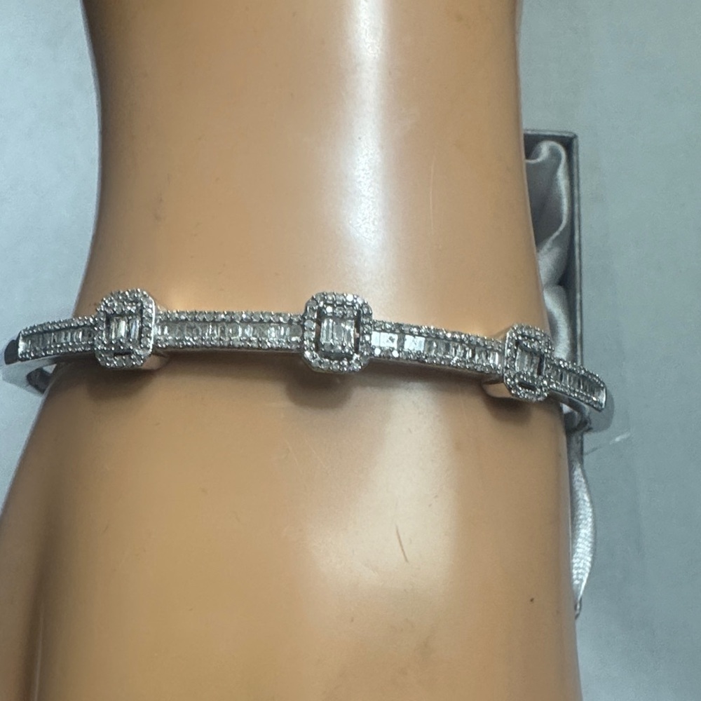 BRACELET, DIAMOND, BANGLE, 7.25”. ELEGANT, ART DECO